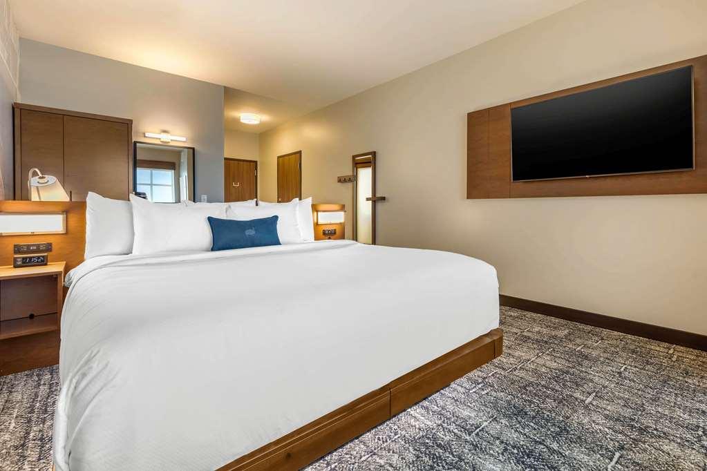 Cambria Hotel Davenport Quad Cities Bettendorf Room photo